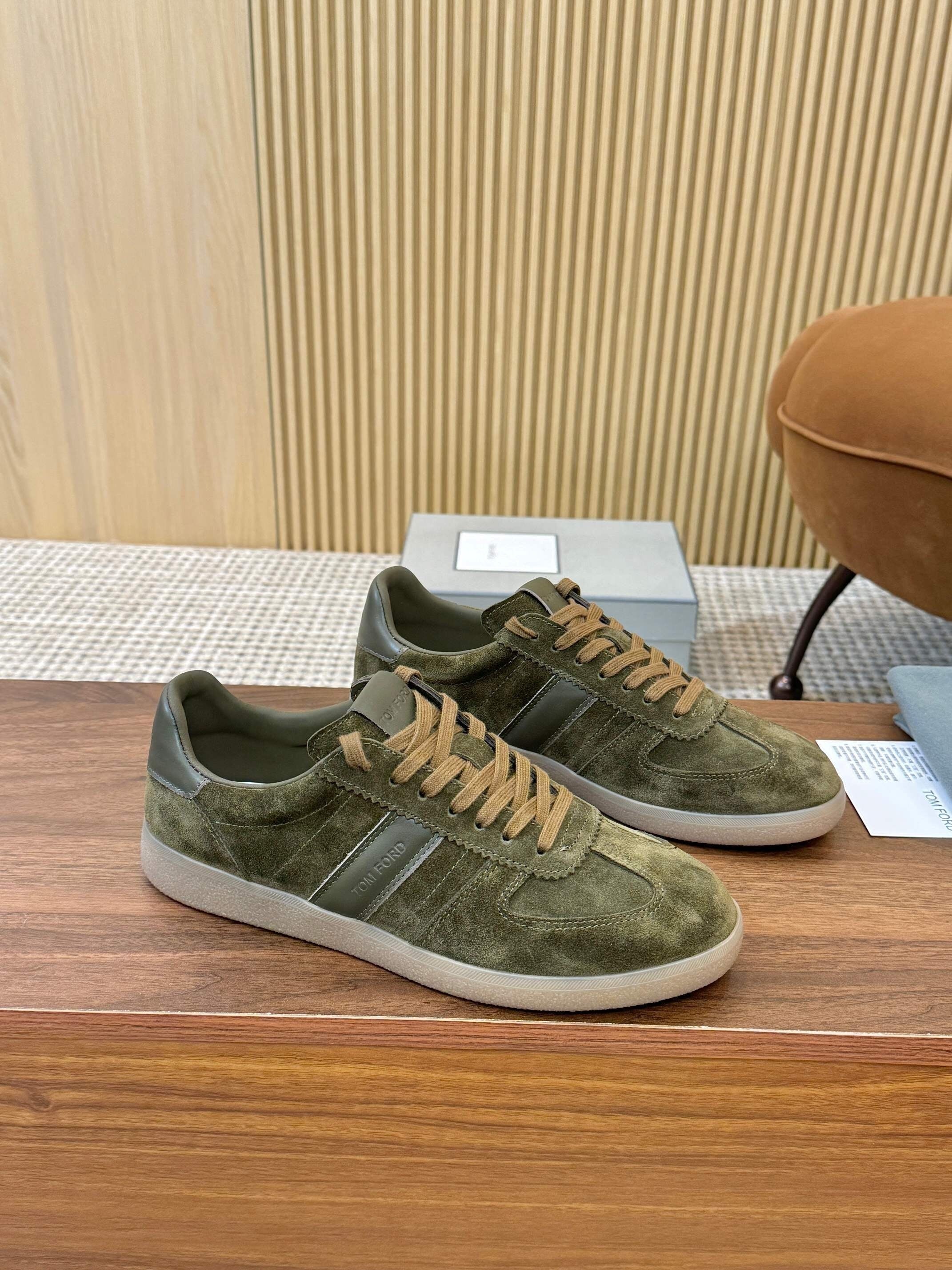 TOM FORD SUEDE ARCHER