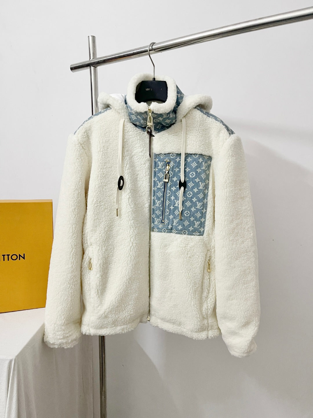 LOUIS V MONOGRAM FLEECE